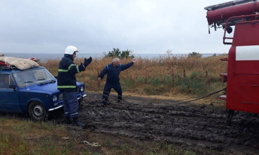В Николаевской области из-за проливных дождей на дорогах увязли в шрязи шесть автомобилей и трактор