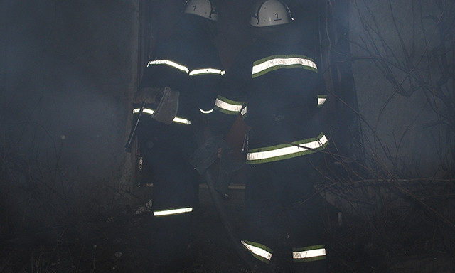 На пепелище двухэтажного дома спасатели обнаружили труп мужчины