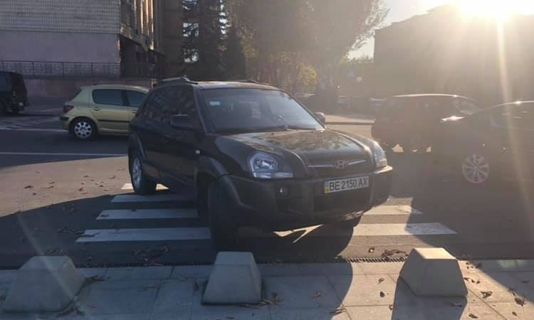 Мэр Сенкевич показал, как «Хюндай» припарковался прямо на «зебре», возле Серой площади