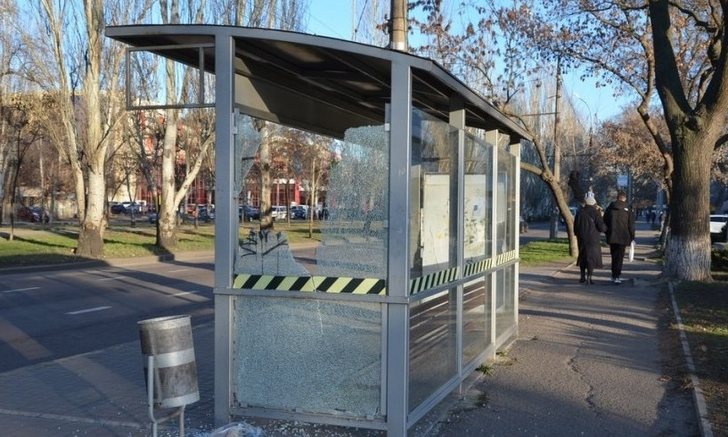 Вандалы разбили остановку в центре Николаева — уже вторую за сутки