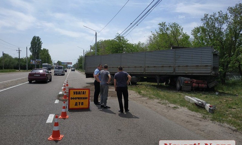 В Николаеве на перегоне грузовик с прицепом врезался в столб, чудом удалось избежать жертв
