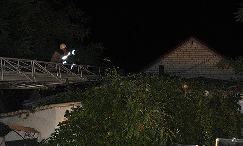 Ночью дерево упало на крышу дома
