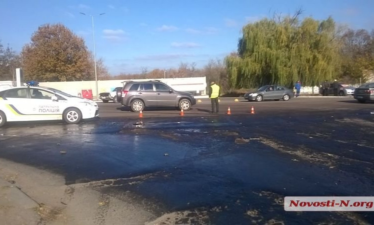 В Николаеве бензовоз пробил цистерну: улицу залило топливом