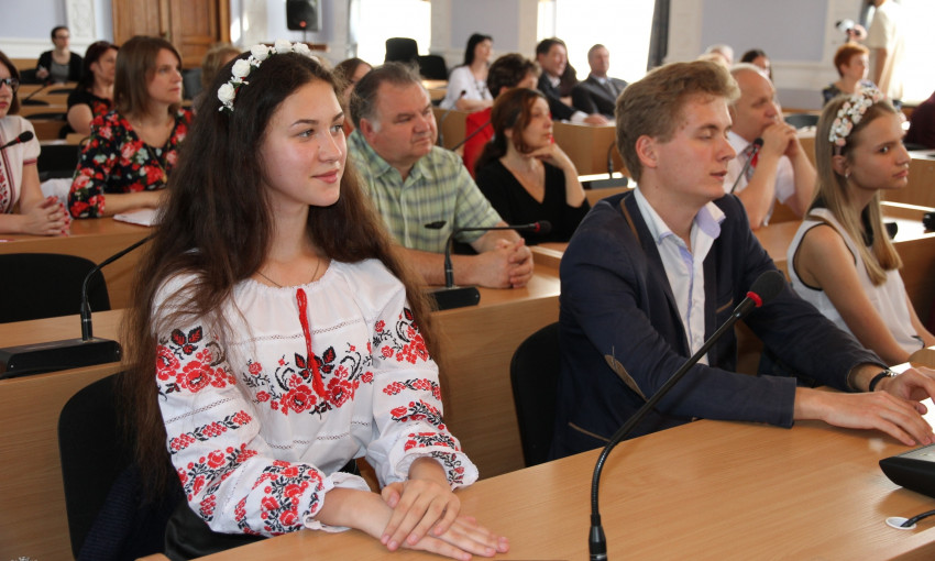 Мэр Николаева вручил стипендии талантливым школьникам