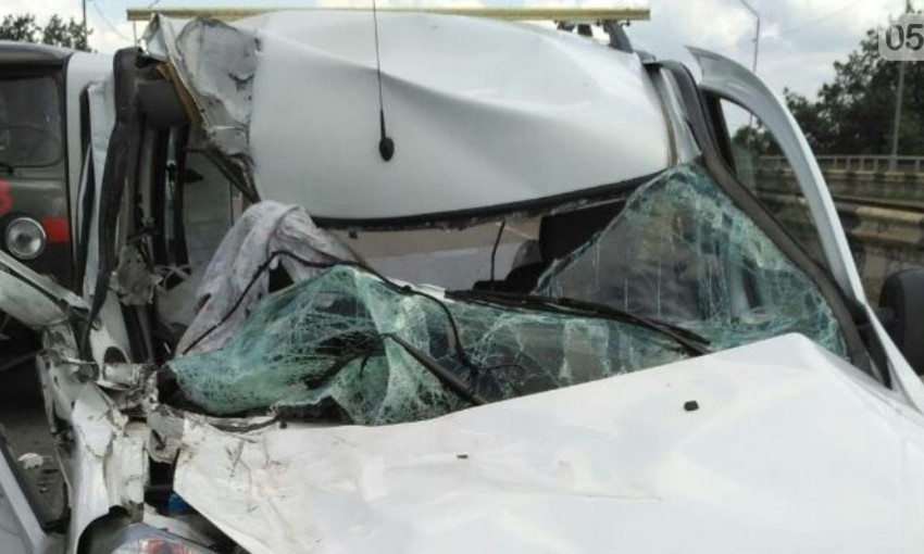 На трассе автомобиль Fiat Doblo на большой скорости «влетел» в грузовик, пострадали трое детей
