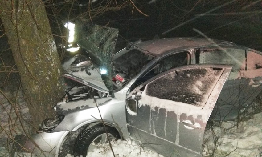 На трассе в Первомайском районе автомобиль вылетел в кювет и врезался в дерево, трех пострадавших увезли в больницу