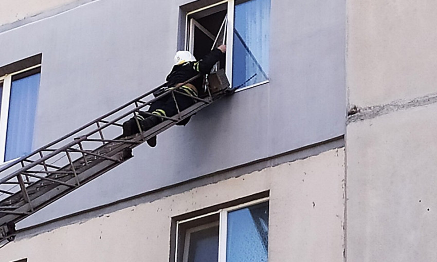Николаевские спасатели помогли женщине, которая нуждалась в медпомощи и не могла сама открыть дверь квартиры