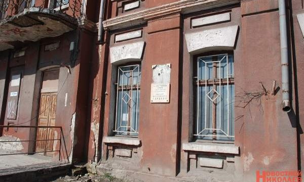 Неизвестные разбили табличку с именем Горького на здании больницы в Николаеве