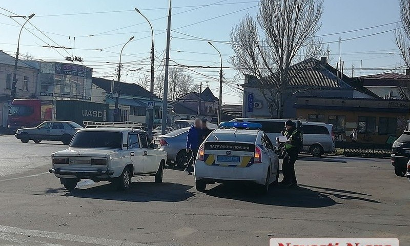 В центре Николаева столкнулись «Хонда» и «ВАЗ»