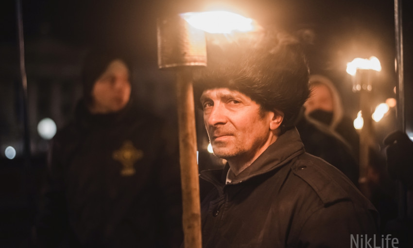 Десятки националистов с факелами прошлись по центру Николаева в память о героях Крут