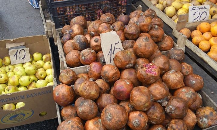 Николаевские продавцы продают гнилые фрукты практически за даром