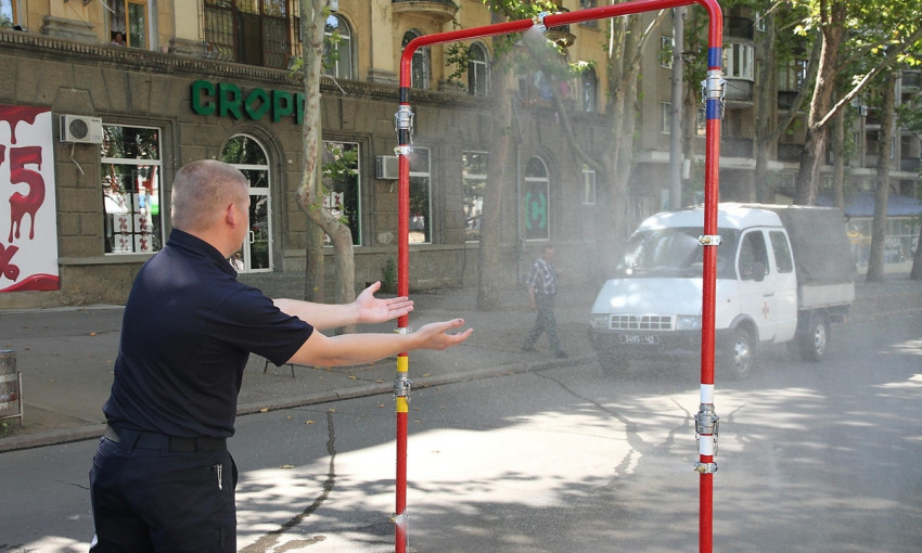 На центральной улице Николаева для спасения горожан от жары установили арку с распылителем воды