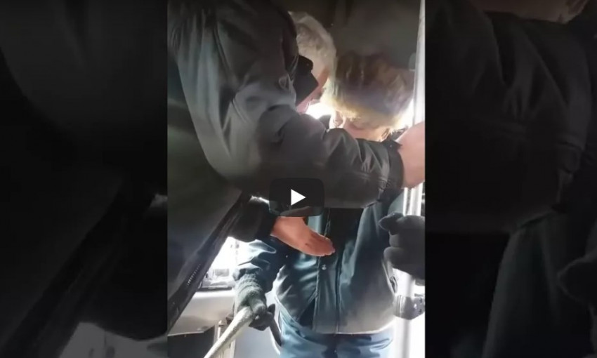 Водитель одной из николаевских "маршруток" вытолкал пенсионера из салона. Видео