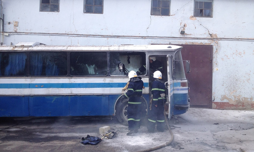 На территории Николаевского театра загорелся автобус