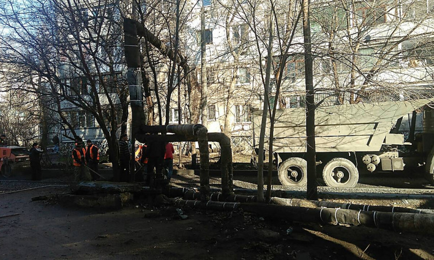 Николаевцы пожаловались на работников, которые укладывали асфальт в лужи у них во дворе