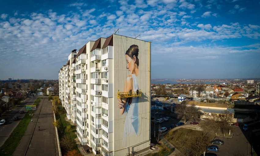 Киевский художник на стене николаевской многоэтажки создает мурал