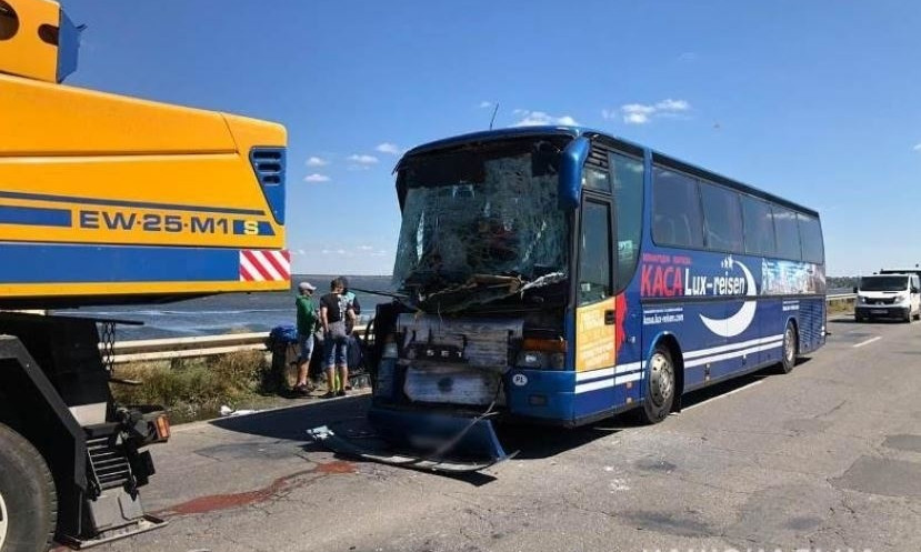 Под Коблево рейсовый автобус врезался в автокран: пострадали 5 человек
