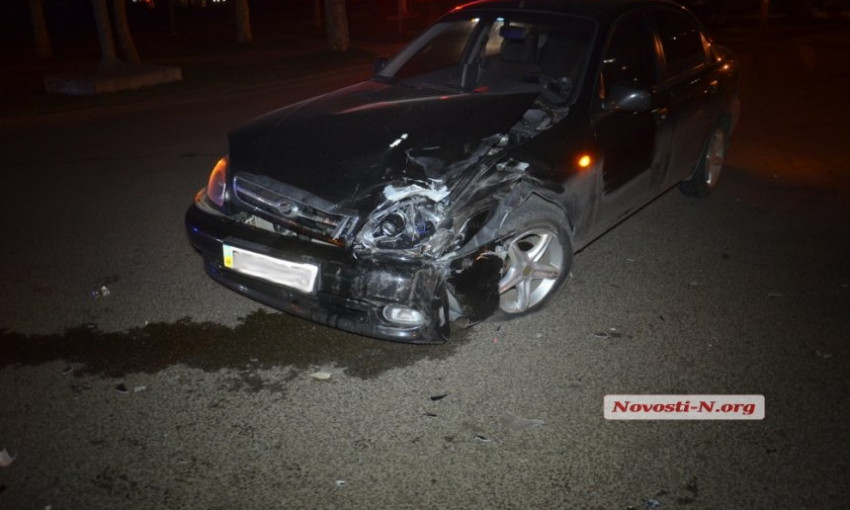 В Николаеве произошло ДТП при участии автомобилей Lexus RX400 и Daewoo Sens