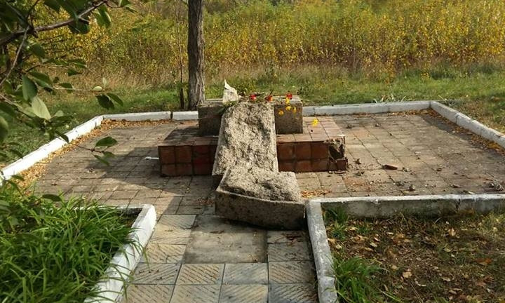 На Николаевщине вандалы разрушили памятник герою-освободителю
