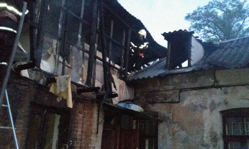 В Очакове загорелся двухэтажный дом, спасатели не допустили его полного уничтожения