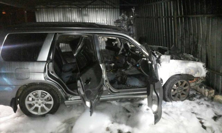 На парковке в Николаеве загорелся автомобиль «Subaru Forester»