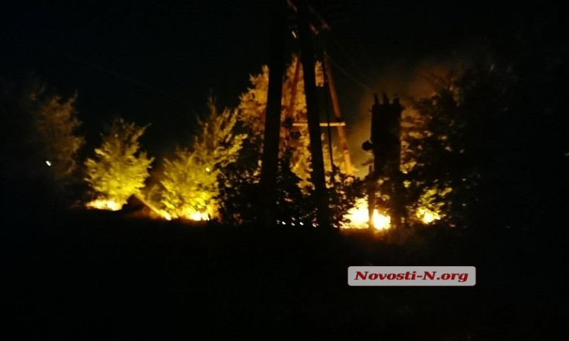 В районе Широкобальского моста возник масштабный пожар