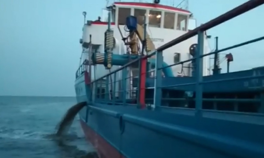 В разгар курортного сезона на глазах отдыхающих суда сбрасывают в воды Черного моря неизвестные вещества