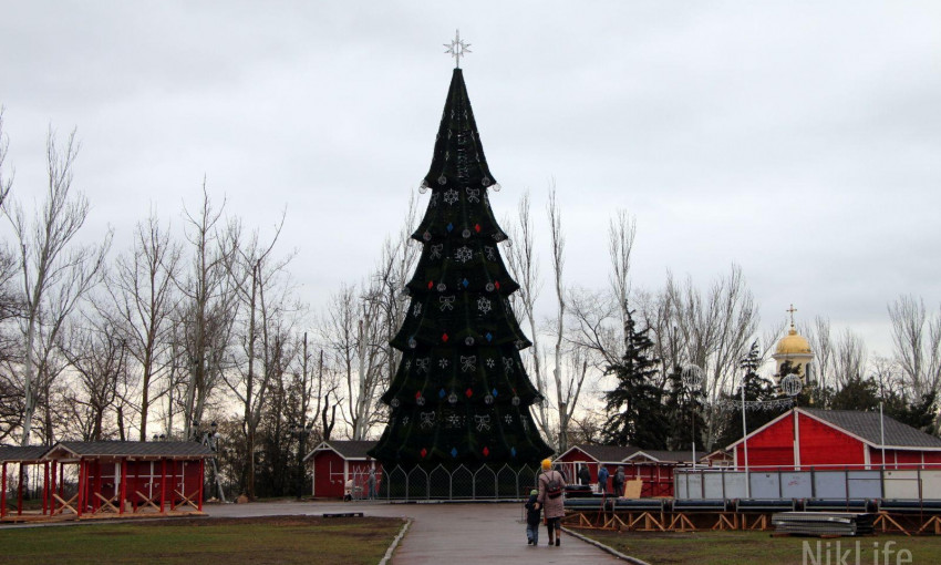Николаевцы не довольны главной новогодней красавицей города и называют ее «Елкой из фильма ужасов»