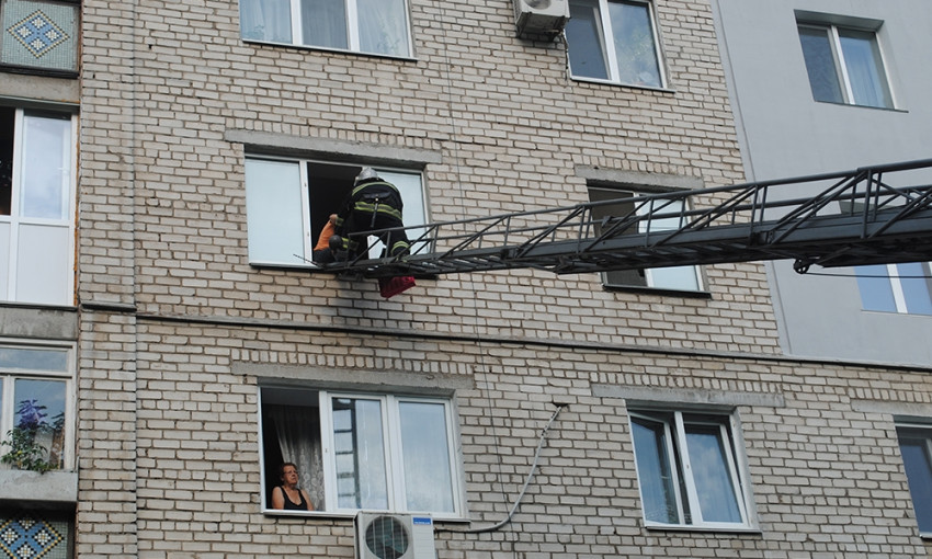 По непонятным причинам женщина пыталась спуститься на веревке из окна четвертого этажа