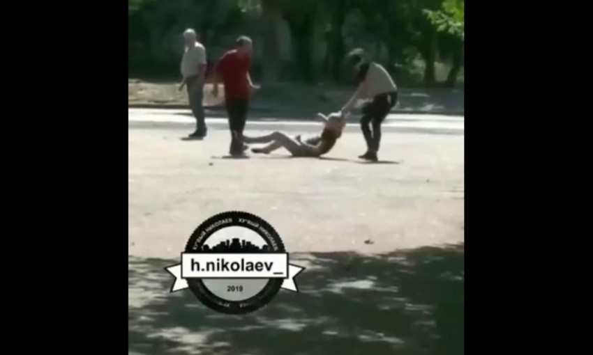 В Николаеве подрались две девушки - одна избивала другую ногами