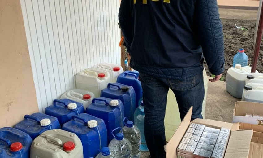 В СБУ рассказали детали обысков на складе с 50 тысячами бутылок коньяка и водки с поддельными акцизными марками в Николаеве