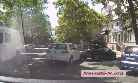 В центре Николаева девушка на «Фольксвагене» ударила припаркованный «Форд» и уехала