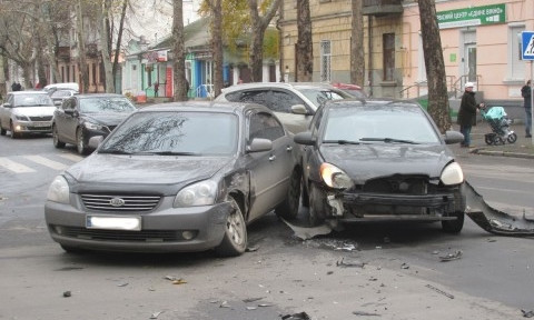 В Николаеве столкнулись «Kia» и «Hyundai»
