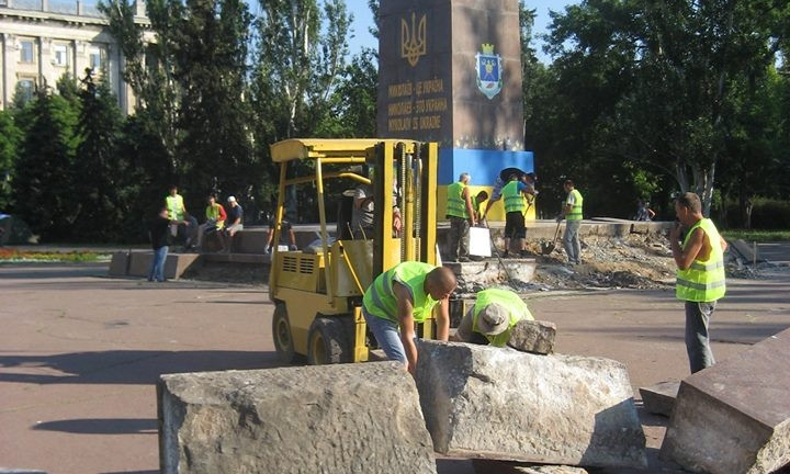 В Николаеве начали демонтировать постамент памятника Ленину