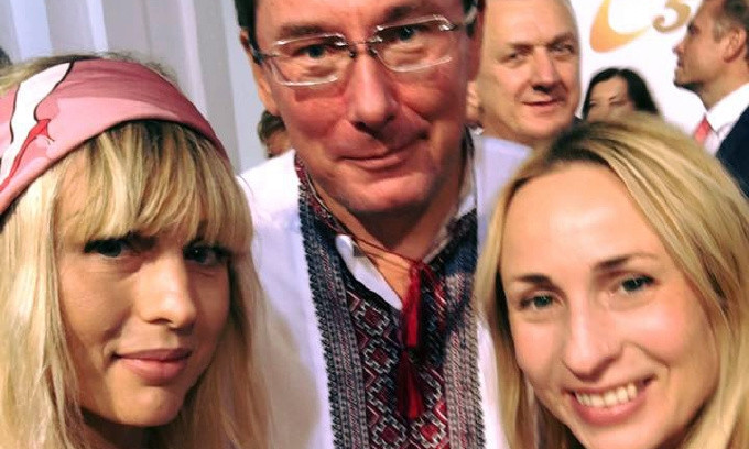 Глава Николаевского облсовета Виктория Москаленко «поселфилась» с Генпрокурором и его супругой