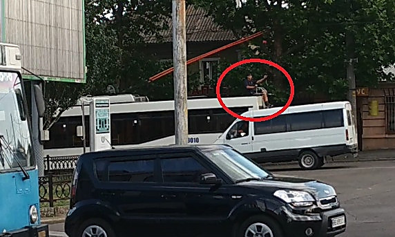 В Николаеве парень, рискуя жизнью, проехался на крыше троллейбуса