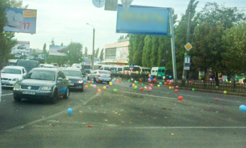 Цирк «Кобзов» вновь высыпал сотни шариков на дорогах Николаева, создав аварийную ситуацию