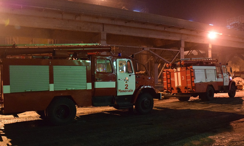 Ночью на территории зернохранилища в Николаеве тушили загрузочную машину