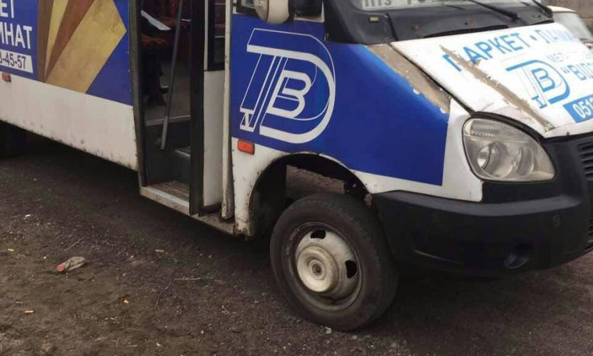Пьяный водитель маршрутного такси в Николаеве врезался в другую «маршрутку» и убежал