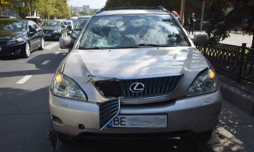 На проспекте в центре Николаева автомобиль Lexus сбил женщину с ребенком