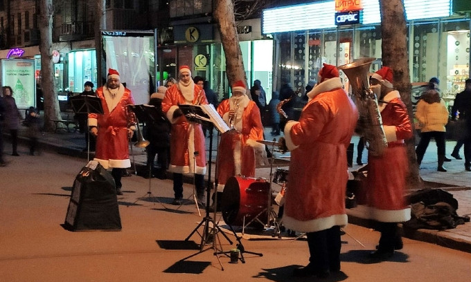 «Оркестр Дедов Морозов» подарил николаевцам праздничное настроение в рождественский вечер