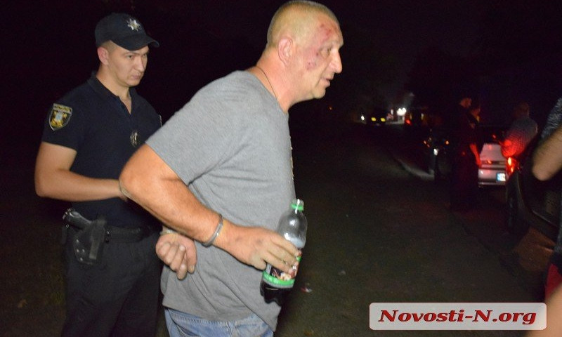 В Николаеве пьяный таксист напал на остановивших его полицейских
