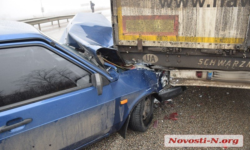 На трассе «Николаев-Херсон» произошла авария с участием автомобиля и фуры
