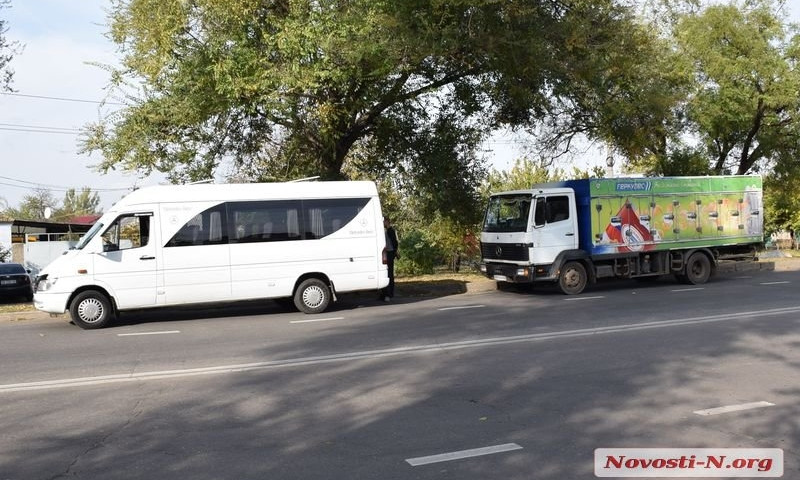 В Николаеве столкнулись маршрутка и грузовик с пельменями