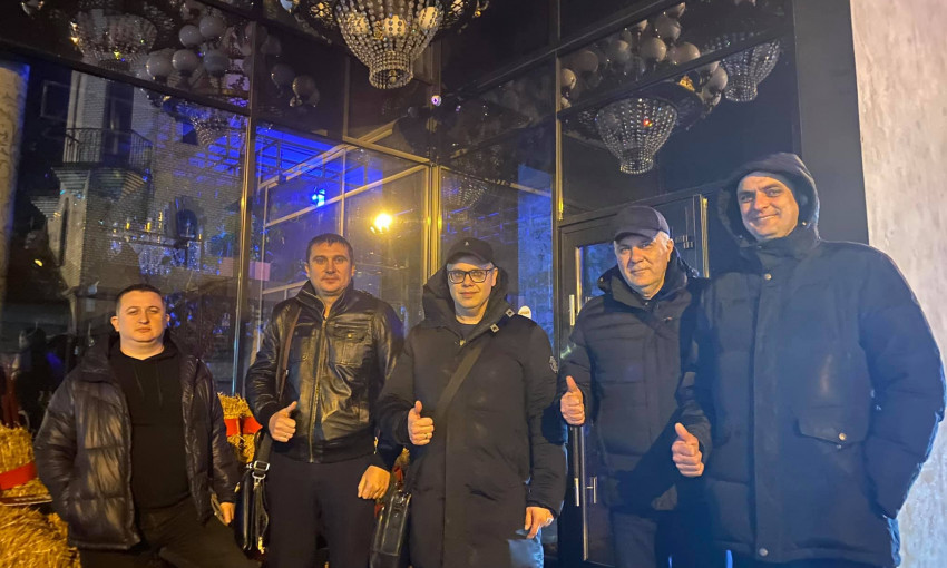 В Николаеве общественники спорили с правоохранителями - работать или не работать ресторану
