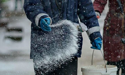 На Николаевских дорогах активно устраняют лед с помощью соли
