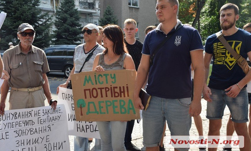 Жители Николаева требуют остановить строительство в сквере