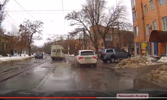 Жители Николаева поделились видео о том, каково ездить по городу в слякоть