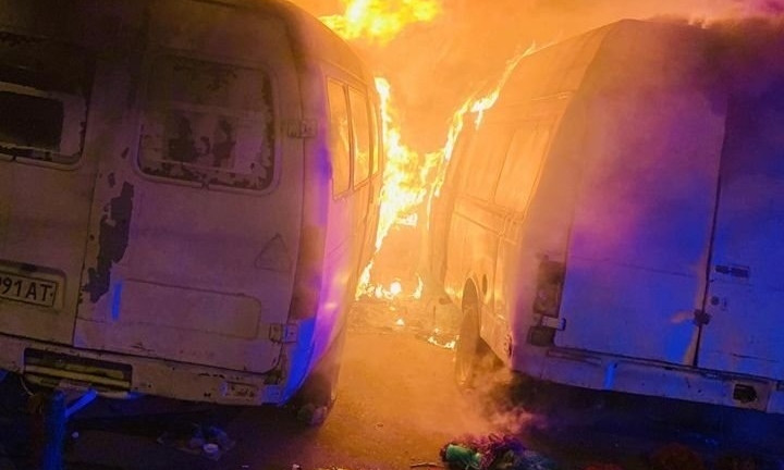 Возле Центрального рынка загорелись два микроавтобуса с овощами