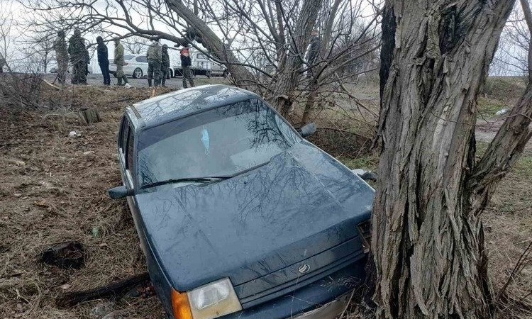 Воскресная авария - авто улетело в кювет и врезалось в дерево